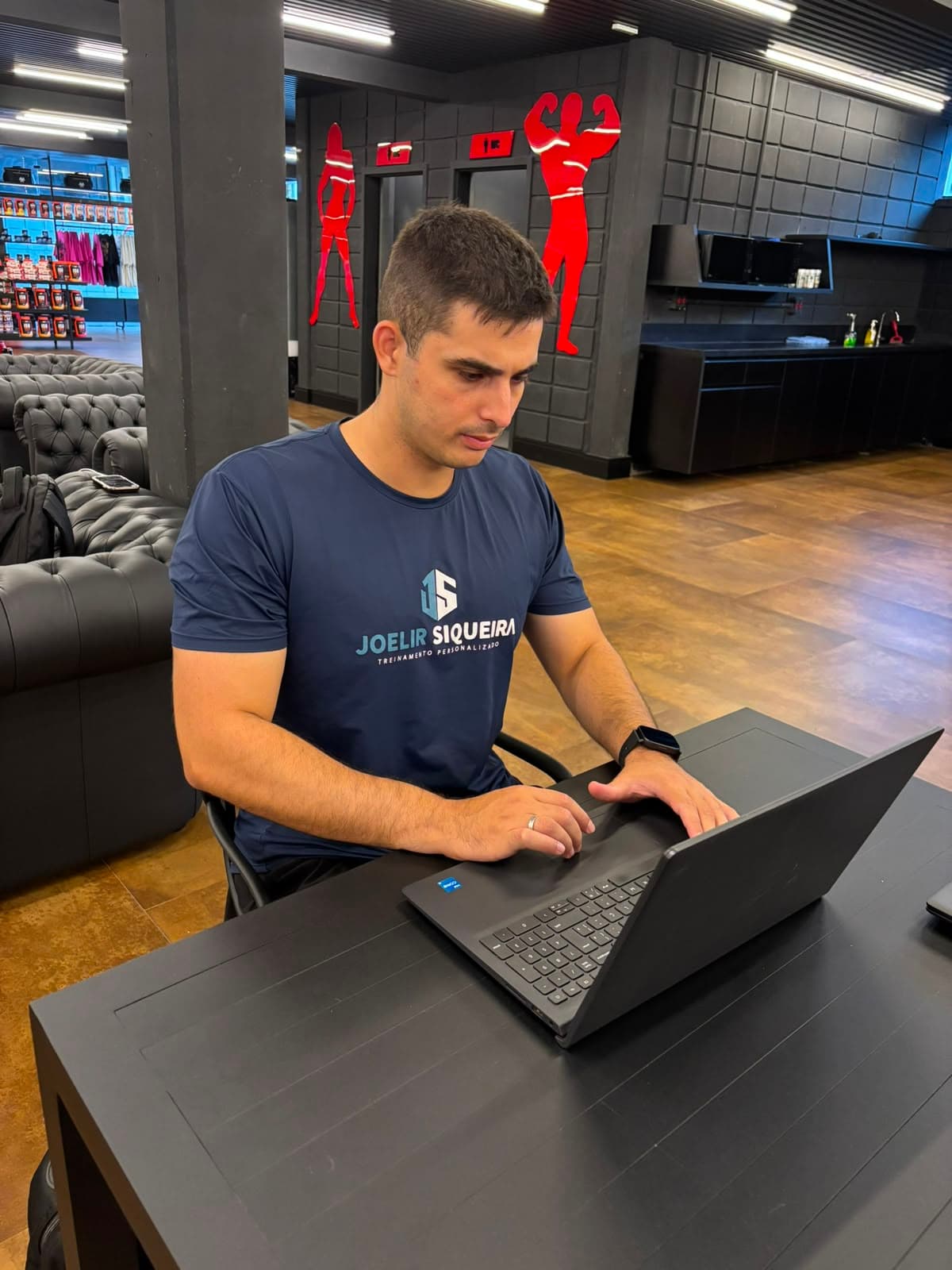Joelir Siqueira montando o acompanhamento online de uma aluna